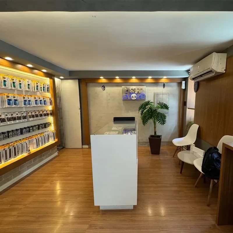 Área de recepção e exposição de acessórios da B&W Store