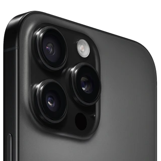 iPhone 16 Pro Max — detalhe traseiro da câmera oficial